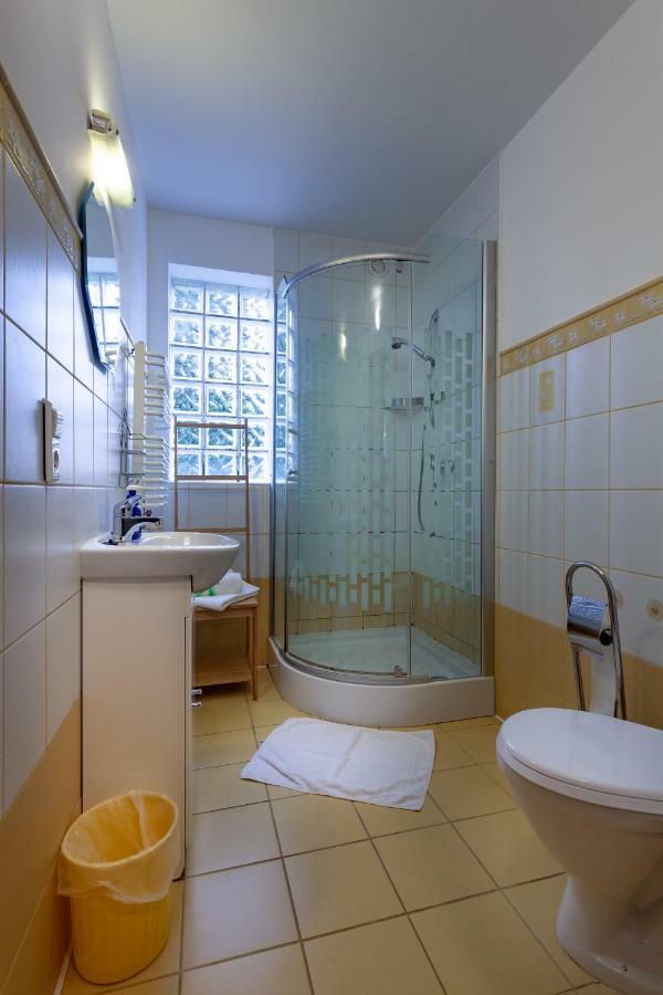 Poziomka Otel Kujan Dış mekan fotoğraf